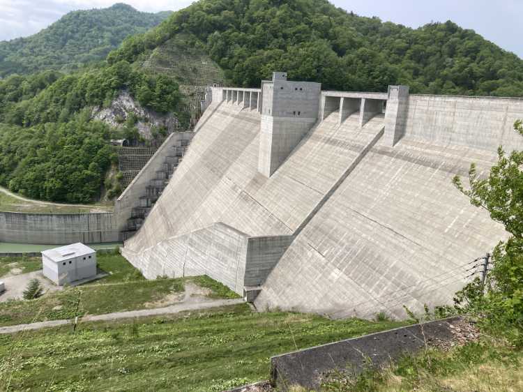横から見たダム